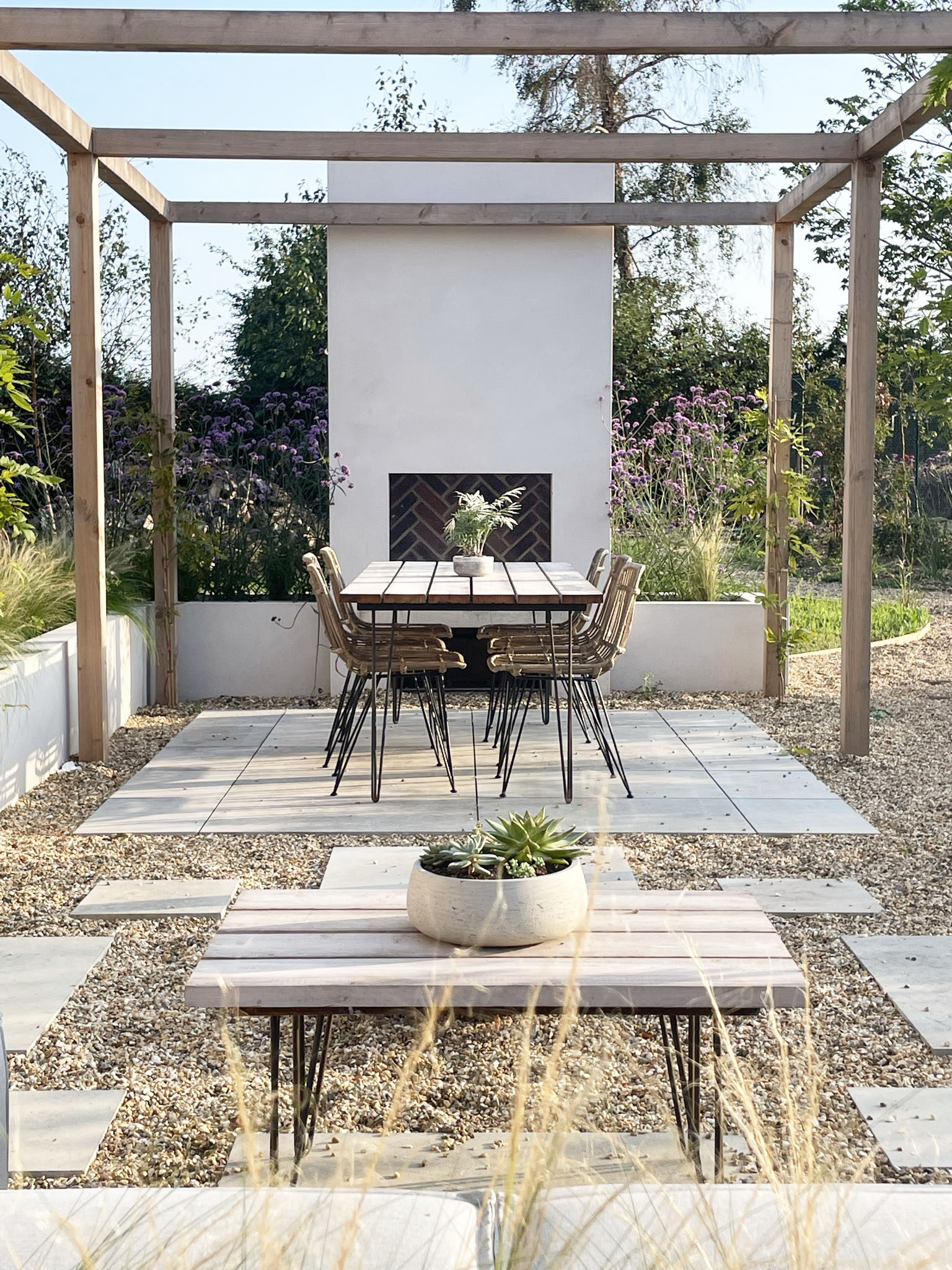 6 Outdoor seating and dining areas