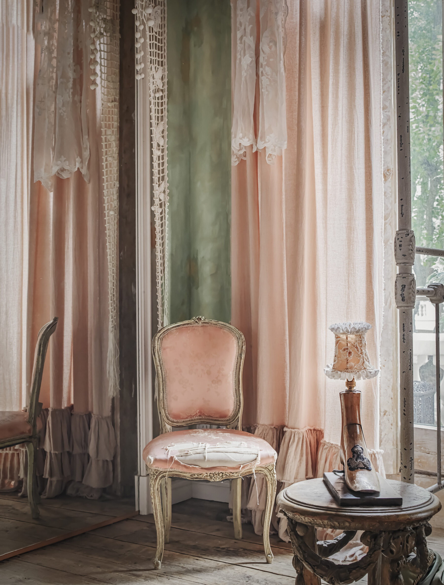 Sera Little Venice Rooms pink chair
