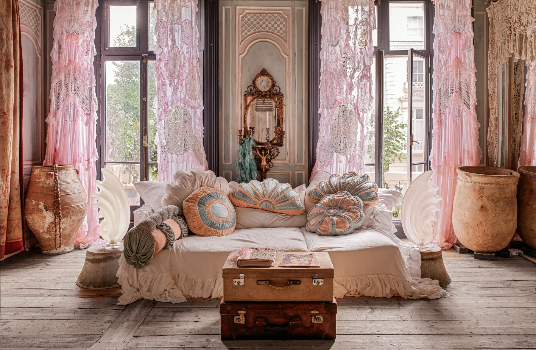 Sera Little Venice Rooms salone daybed mid shot 1